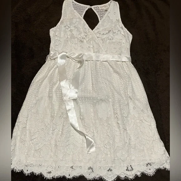 New Jessica Simpson White Lace Maternity Dress New Jessica Simpson White Lace Maternity Dress